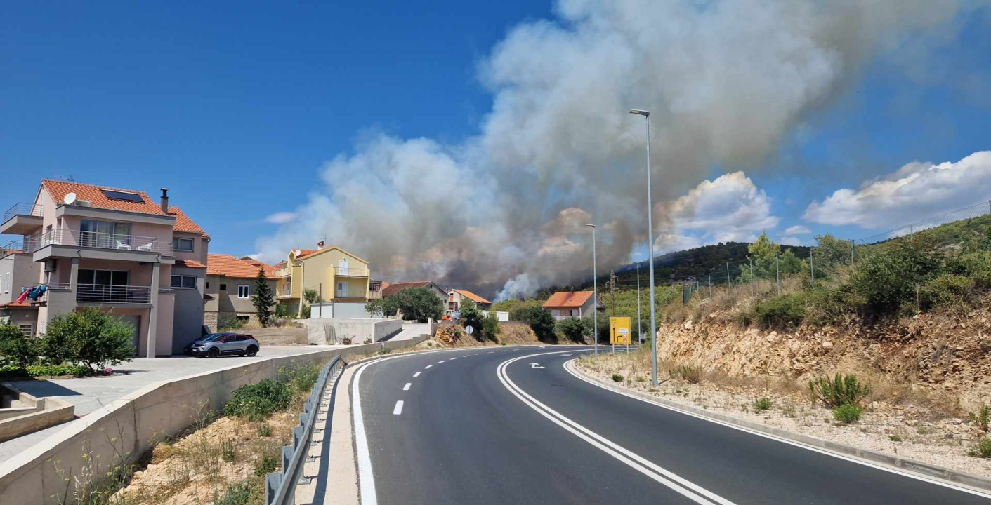 Požar i dalje aktivan, no pod kontrolom je vatrogasaca: Izgorjela je površina od oko 3,5 hektara