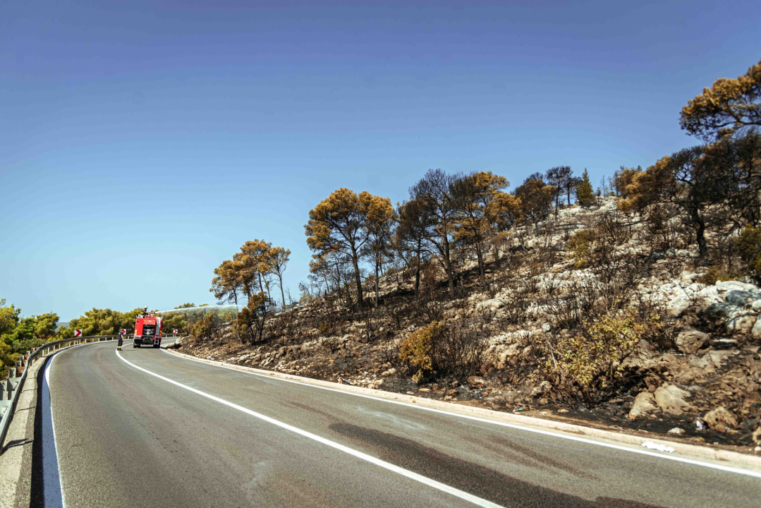 Vatrogasci natapaju požarište u Rokićima, promet se odvija usporeno 