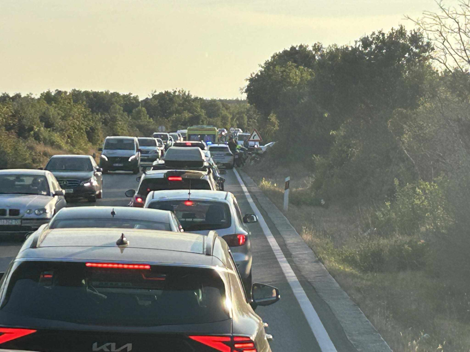 Sudar dva auta i motocikla na magistrali blizu Šibenskog mosta: Gužve su ogromne