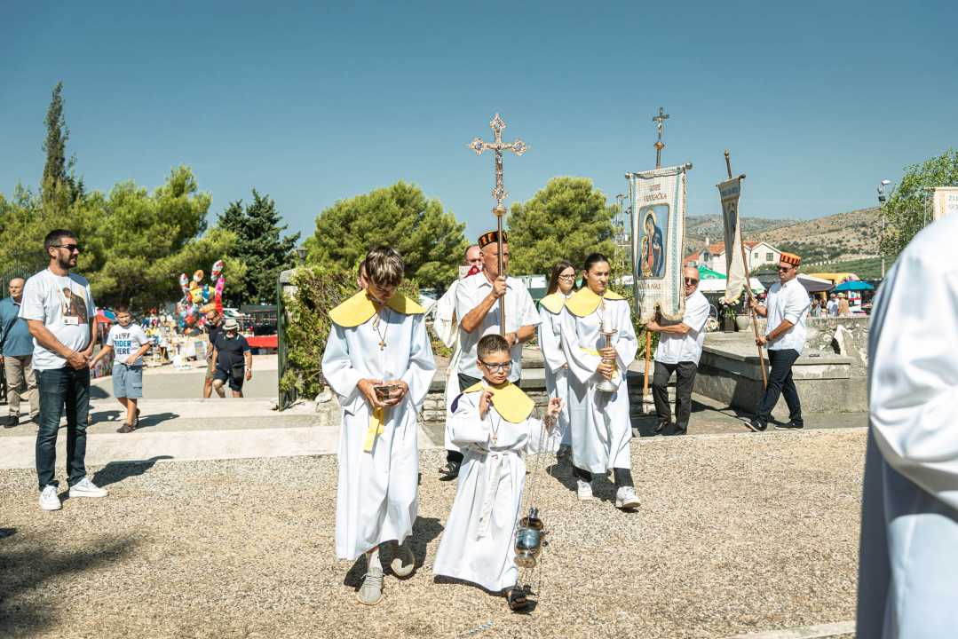 Velik broj vjernika okupio se u marijanskom svetištu u Vrpolju: Misu predvodio biskup Rogić