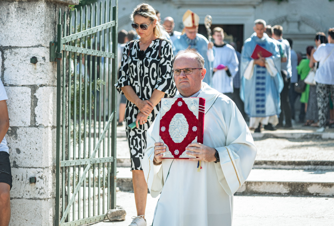 Velik broj vjernika okupio se u marijanskom svetištu u Vrpolju: Misu predvodio biskup Rogić