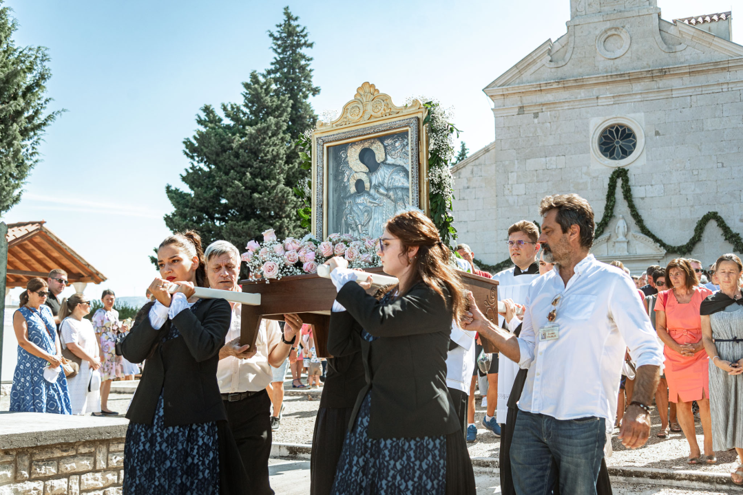 Velik broj vjernika okupio se u marijanskom svetištu u Vrpolju: Misu predvodio biskup Rogić