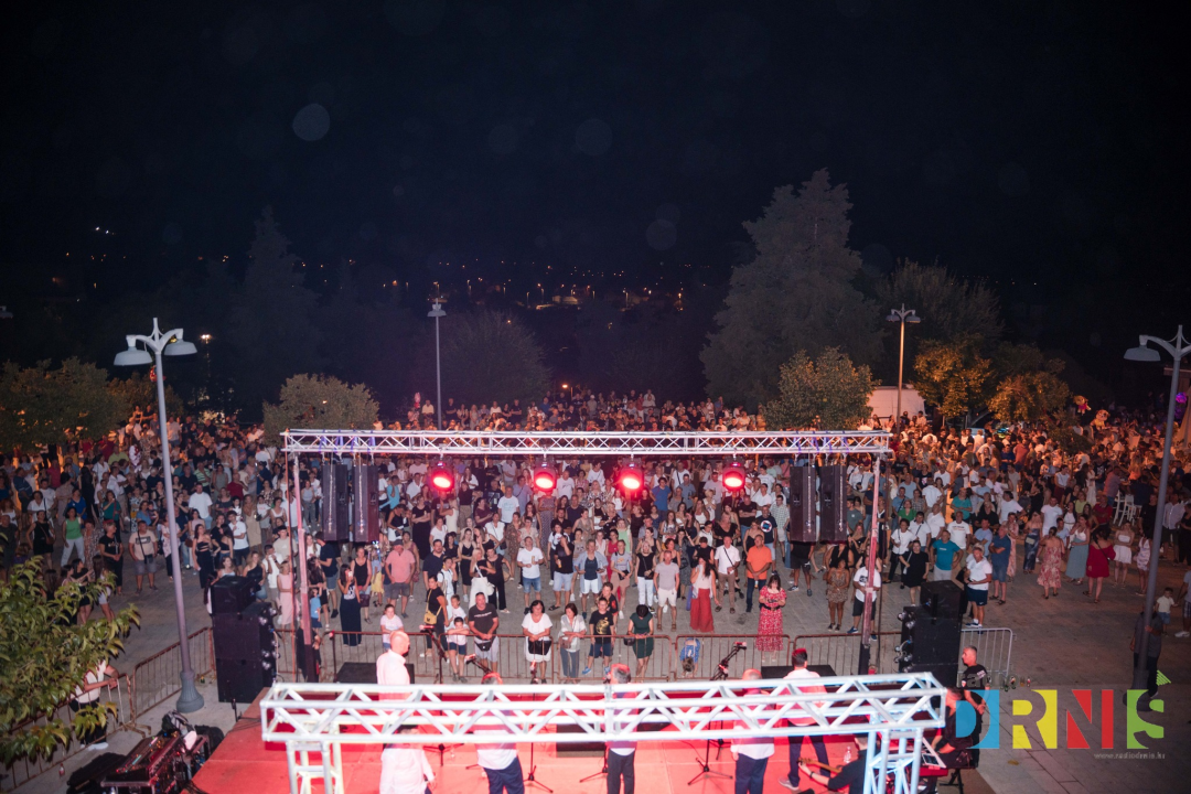 Drniška fešta: Drnišani i njihovi gosti feštali na koncertu Rišpeta