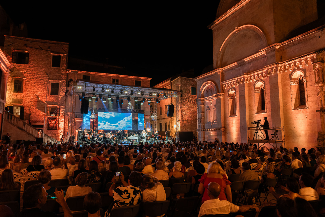 Ikona hrvatske glazbe Meri Cetinić zablistala na pozornici prve večeri Dalmatinske Šansone