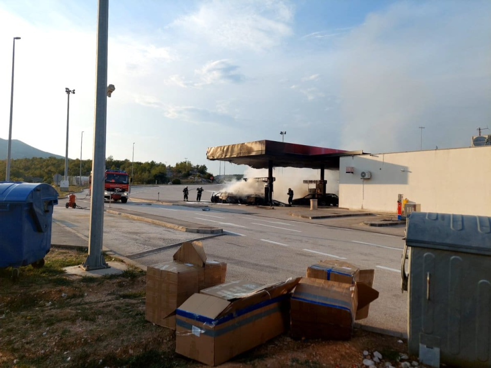 Jedna osoba poginula u požaru na A1 na odmorištu Mosor