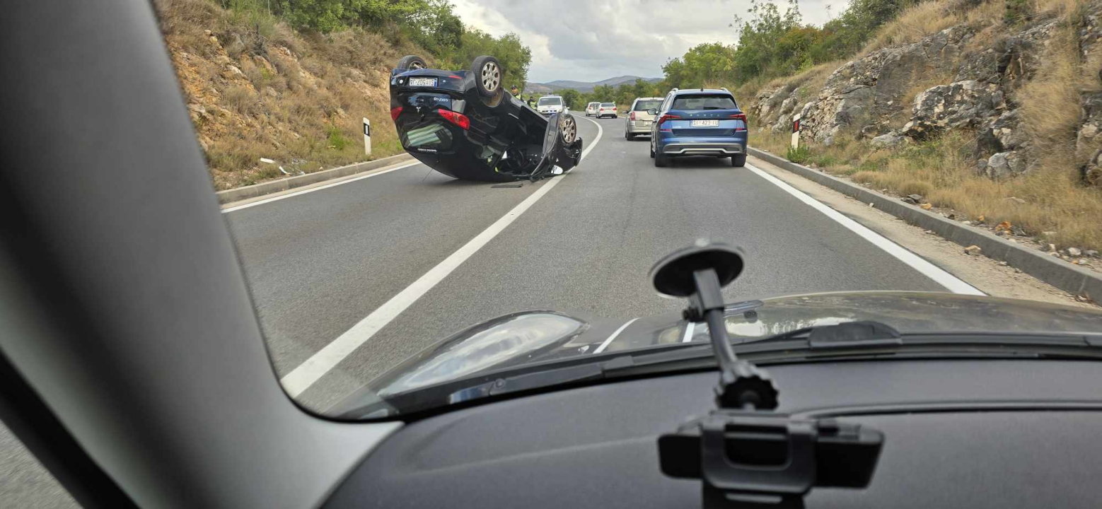 Na magistrali blizu skretanja za Jadriju auto se prevrnuo na krov: Jedna osoba zatražila liječničku pomoć
