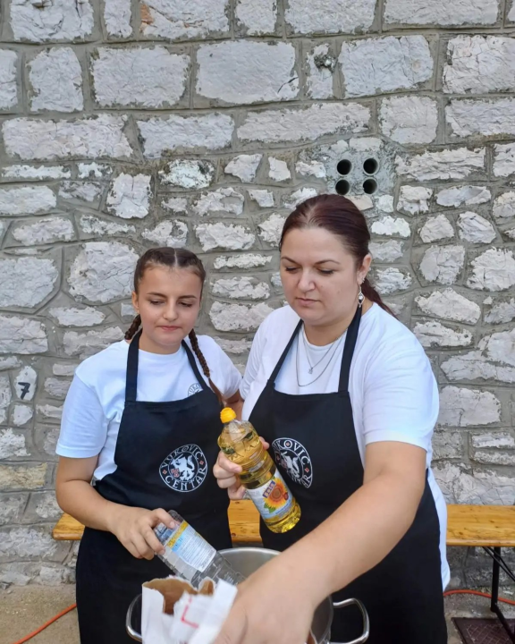 Slavonski duh u srcu Dalmacije: Druženje uz čvarke i čobanac u Tribunju