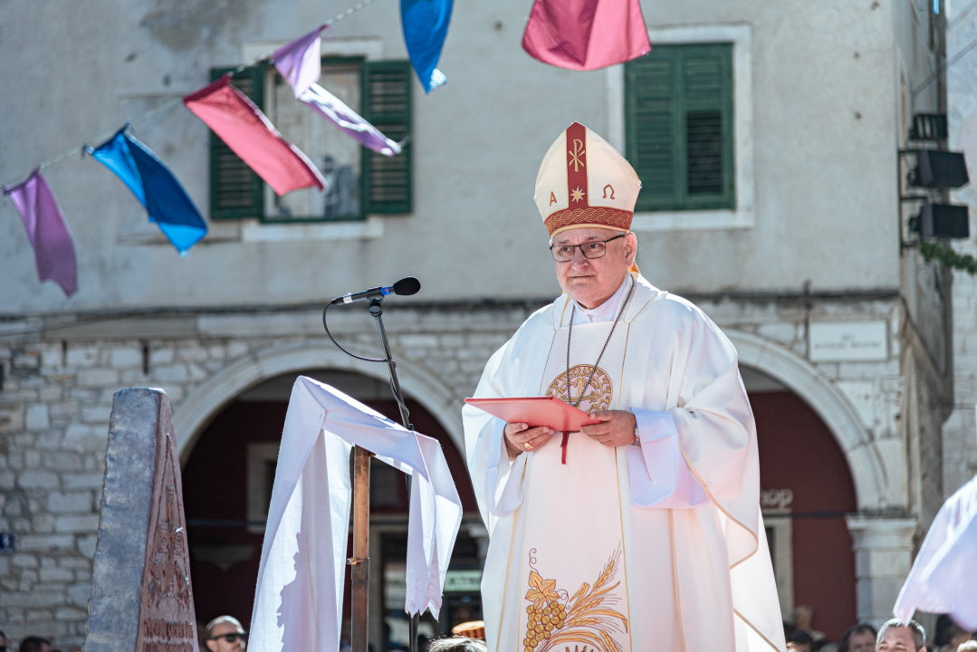 Povodom Dana Šibenika održana tradicionalna svečana procesija ulicama grada i sveta misa