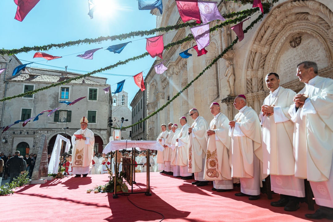 Povodom Dana Šibenika održana tradicionalna svečana procesija ulicama grada i sveta misa