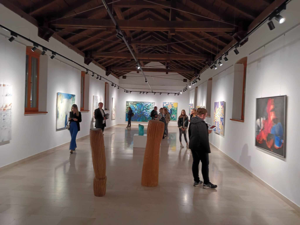 U galeriji Kninskog muzeja otvorena izložba 'Izdržati svom (nevoljenom) vremenu usprkos'