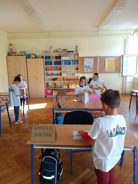 U povodu Dana Grada, skradinski prvašići dobili poklone