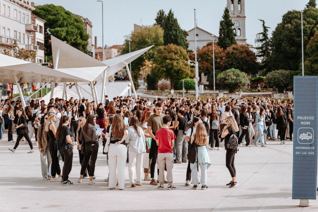 Preko 300 šibenskih gimnazijalaca pohodilo tri tvrđave: 'Ma vidi koliko mladih, lipo li ih je vidit'