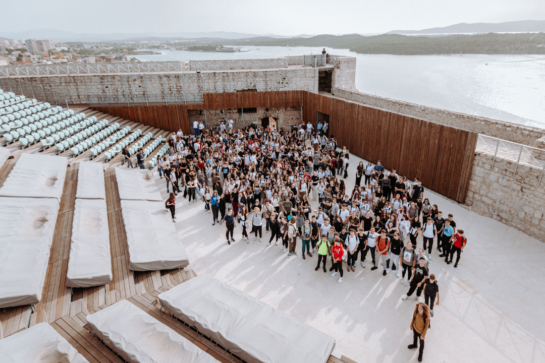 Preko 300 šibenskih gimnazijalaca pohodilo tri tvrđave: 'Ma vidi koliko mladih, lipo li ih je vidit'