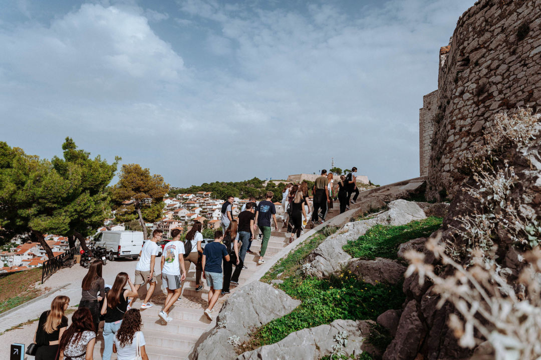 Preko 300 šibenskih gimnazijalaca pohodilo tri tvrđave: 'Ma vidi koliko mladih, lipo li ih je vidit'