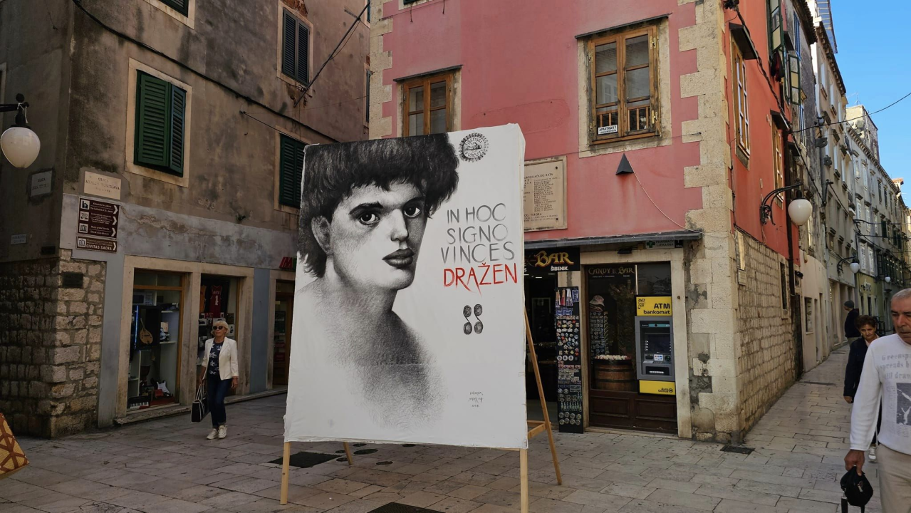 Poznati šibenski umjetnik u centru grada postavio veliki Draženov portret