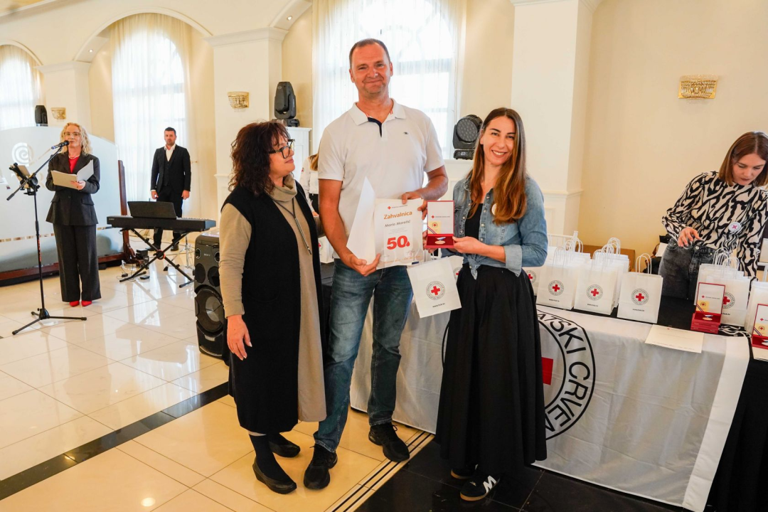 Šibenski Crveni križ dodjelio zahvalnice darivateljima krvi. Tomislav Zjačić svoju donirao čak sto puta 