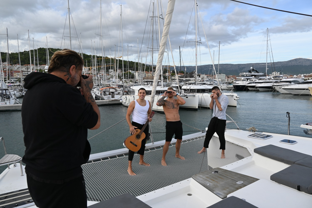 Bablje ljeto je još toplije uz novi kalendar Barakuda: U morskom okruženju pokazali isklesana tijela