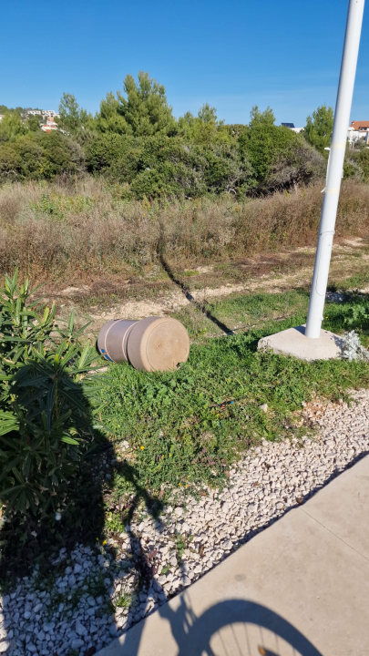 Vandalski ispadi na šetnici Vodice - Tribunj: Kante za smeće završile u moru