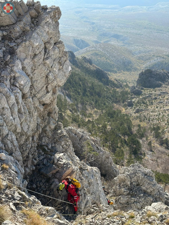 Šibenski HGSS-ovci spasili dva lovačka psa na surovom terenu Dinare