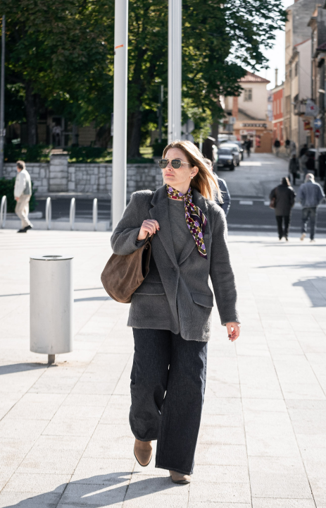 Lijepe Šibenčanke znaju kako dobro izgledati i po buri 