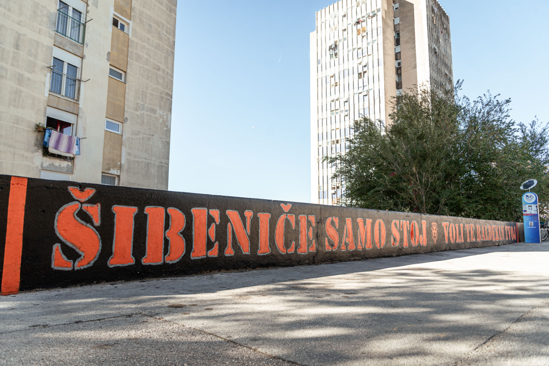 Šibenik diše narančasto: Kvartovi postaju galerije za navijačku umjetnost (2. dio)