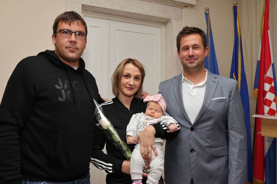 Općina Tisno dodijelila novčanu potporu za 27 vjenčanih parova i novorođenu djecu