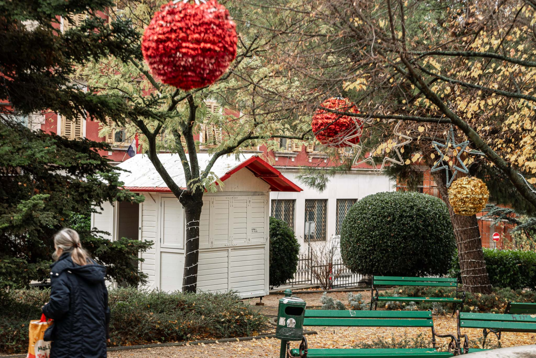 Advent sve bliže: Kućice su jutros stigle u park, a evo i što ćemo jesti