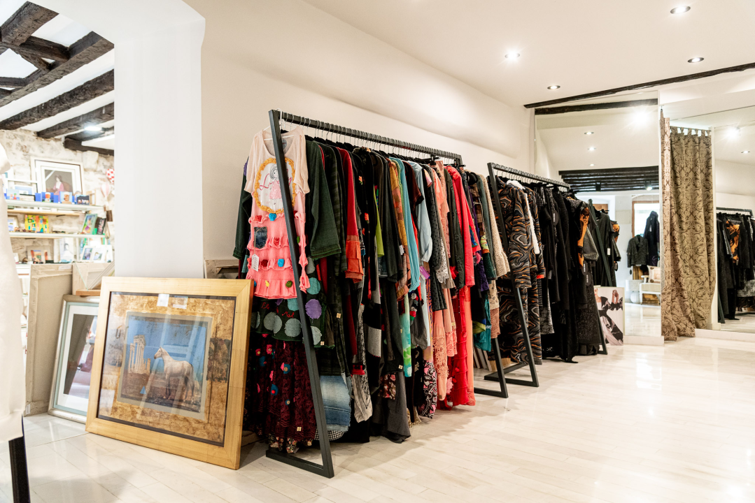 Božić je stigao u Galeriju Juraj Dalmatinac: Pronađite unikatne umjetnine i darove!