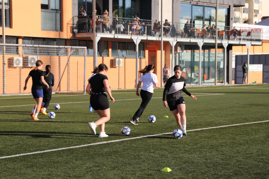 Smijeh, igra i učenje: Velik odaziv djevojčica na trening ženskog nogometa na Šubićevcu