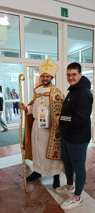 Sveti Nikola i Krampus posjetili učenike i djelatnike Medicinske škole