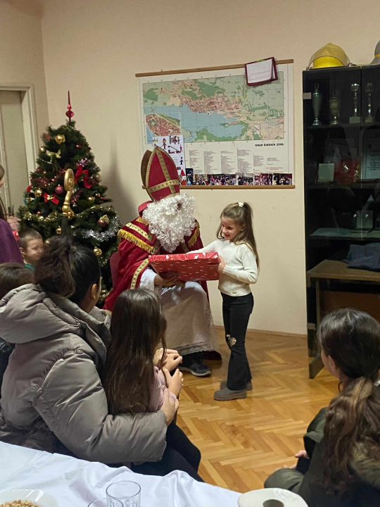 Sveti Nikola posjetio djecu šibenskih vatrogasaca