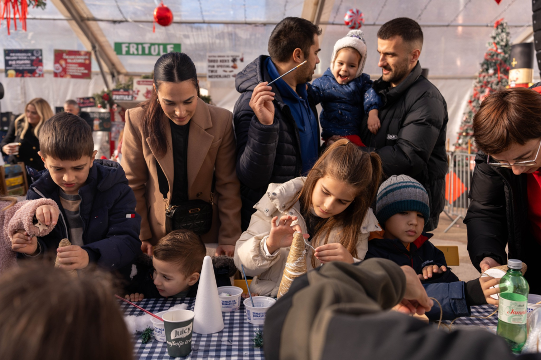 Toplina i zajedništvo: Kninski mališani na radionici izradili božićne borove