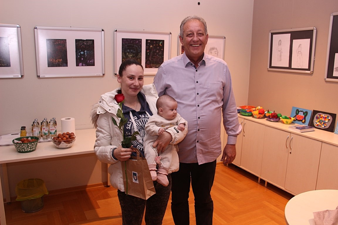 Babyboom u Vodicama: Ove godine 90 novorođenih, gradonačelnik poklonio eure i prigodne darove