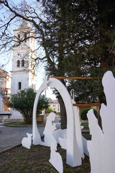 Ispred crkve Gospe van grada postavljene božićne jaslice umjetnika Borka Čelara