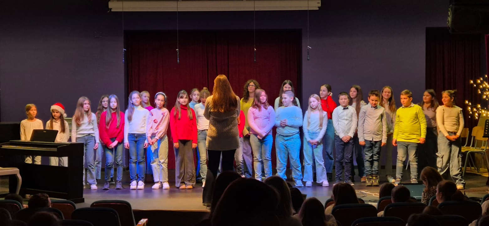 Susret zborova osnovnih škola: 350 malih pjevača iz cijele županije slavilo adventsko vrijeme