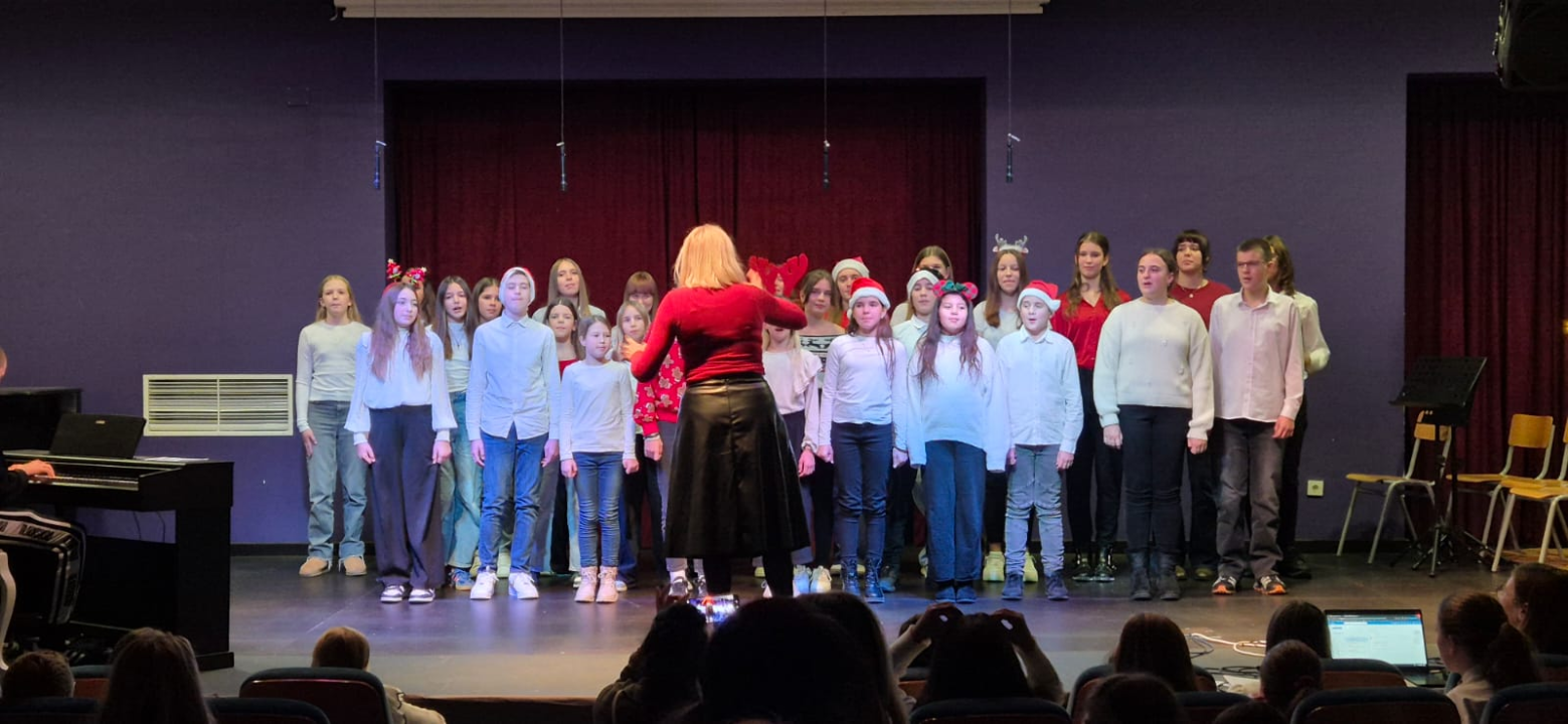 Susret zborova osnovnih škola: 350 malih pjevača iz cijele županije slavilo adventsko vrijeme