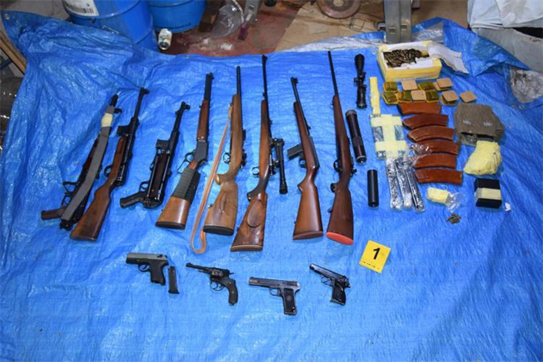 Velike količine droge i oružja pronađeno u autoservisu