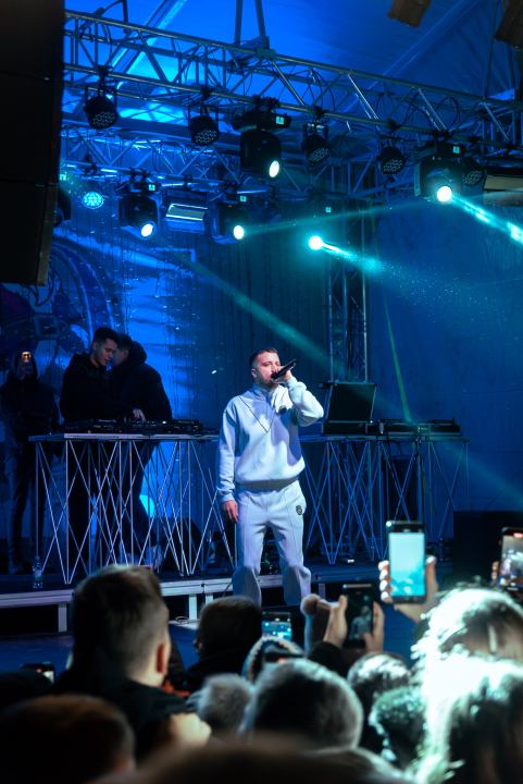 Grše napunio park, a bura nije omela Šibenčane da uglas pjevaju njegove najveće hitove