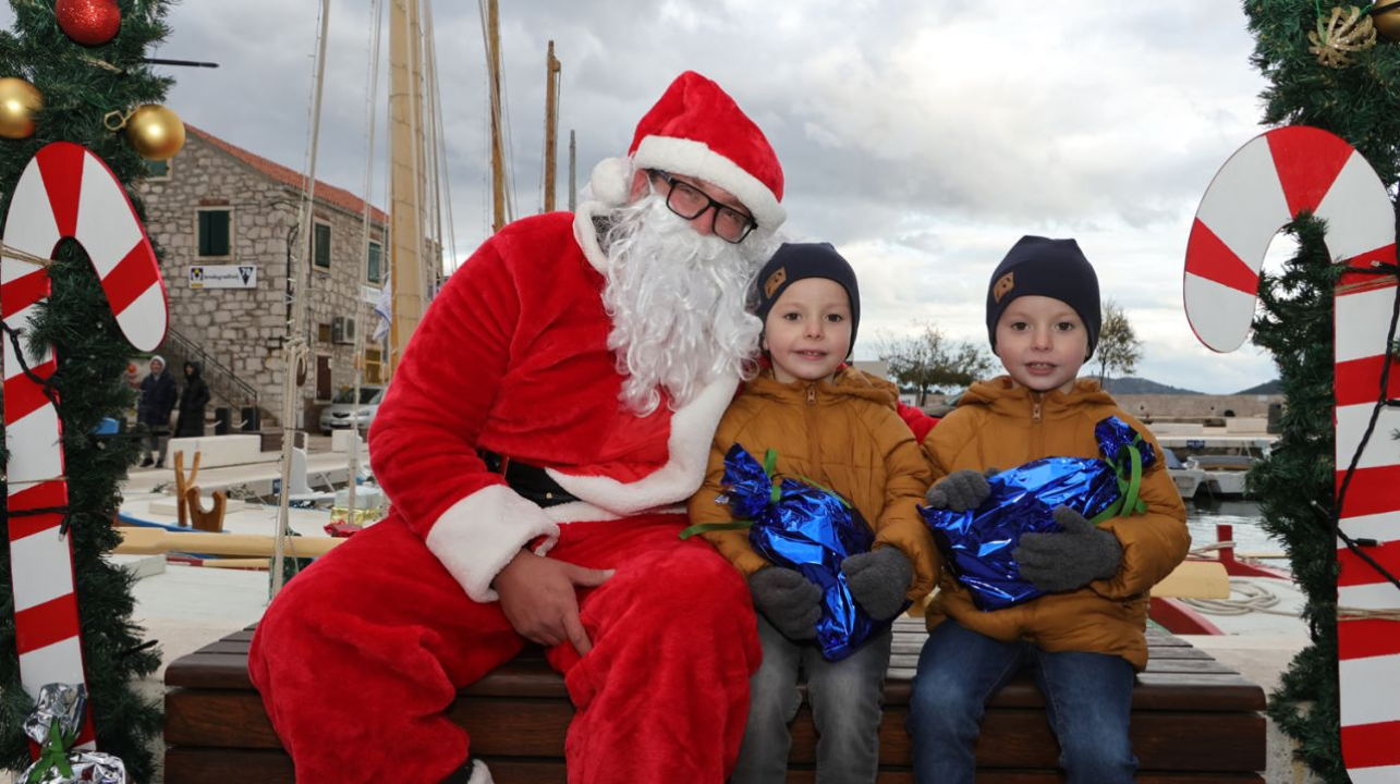 Djed Božićnjak darovao djecu u Općini Tisno