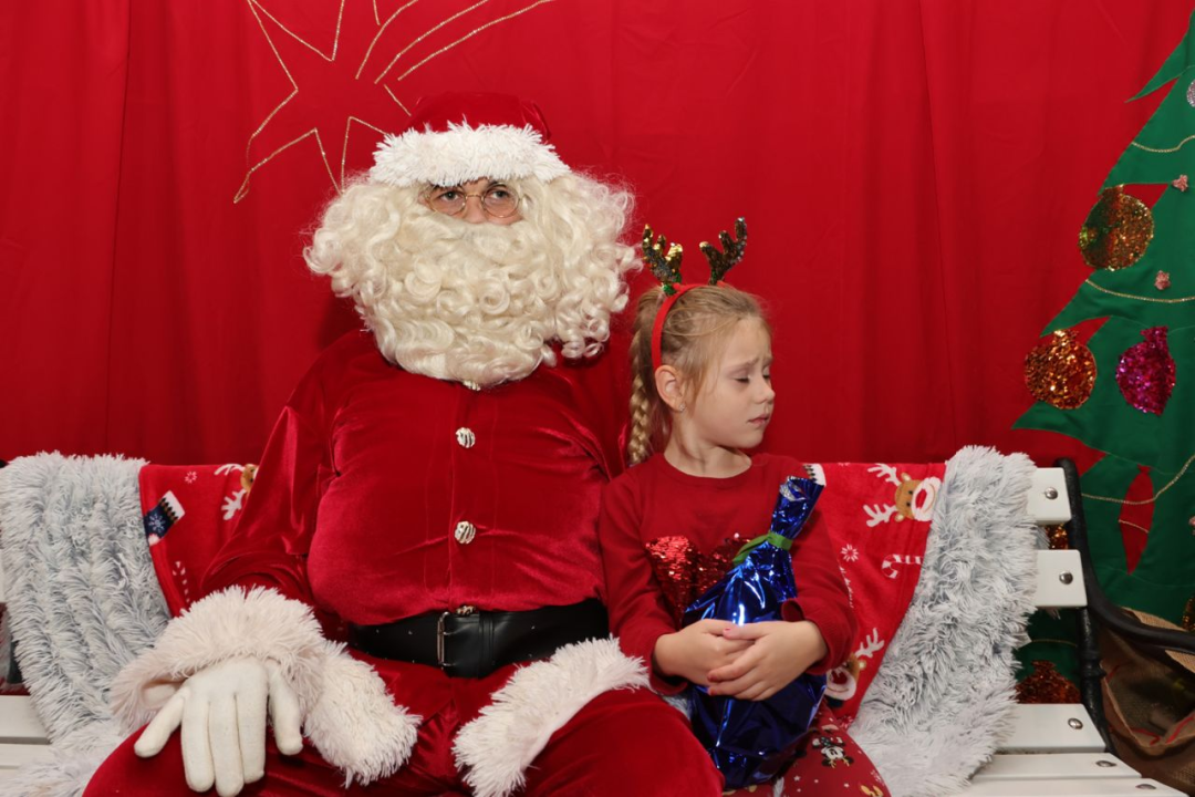 Djed Božićnjak darovao djecu u Općini Tisno