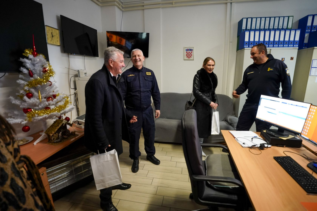 Gradonačelnik Burić obišao dežurne službe: Novogodišnja noć protekla mirno, bez većih intervencija