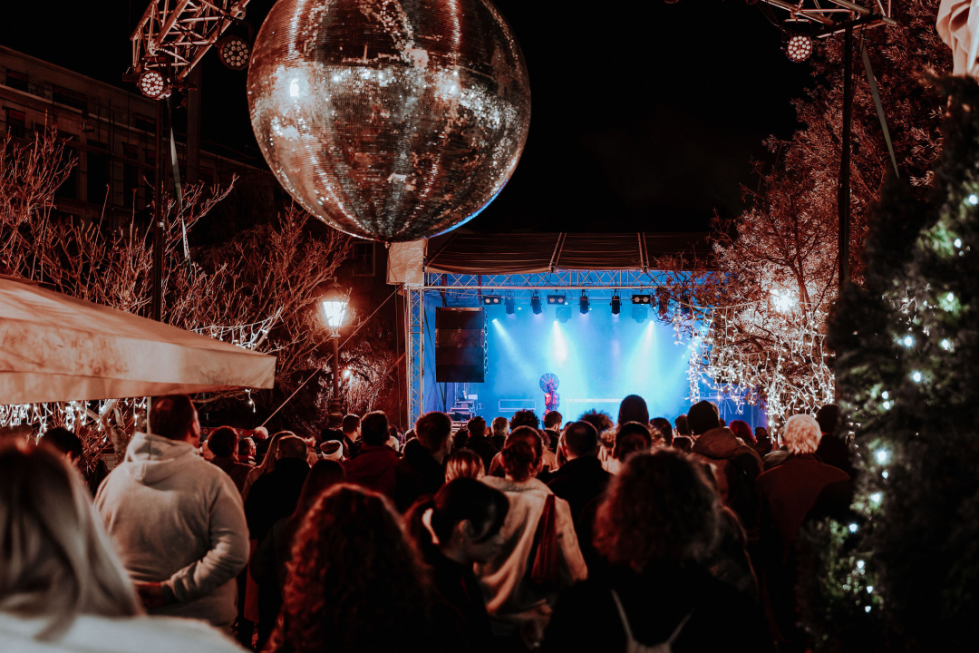 Maskirani Nipplepeople rasplesali sinoć Šibenačane u parku