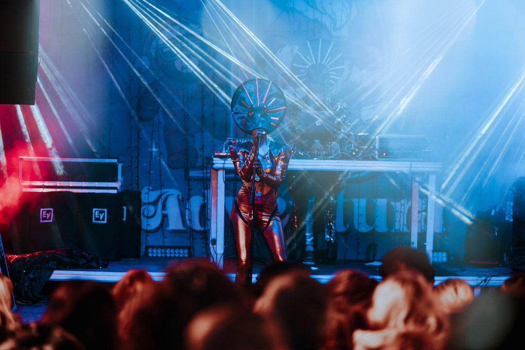 Maskirani Nipplepeople rasplesali sinoć Šibenačane u parku