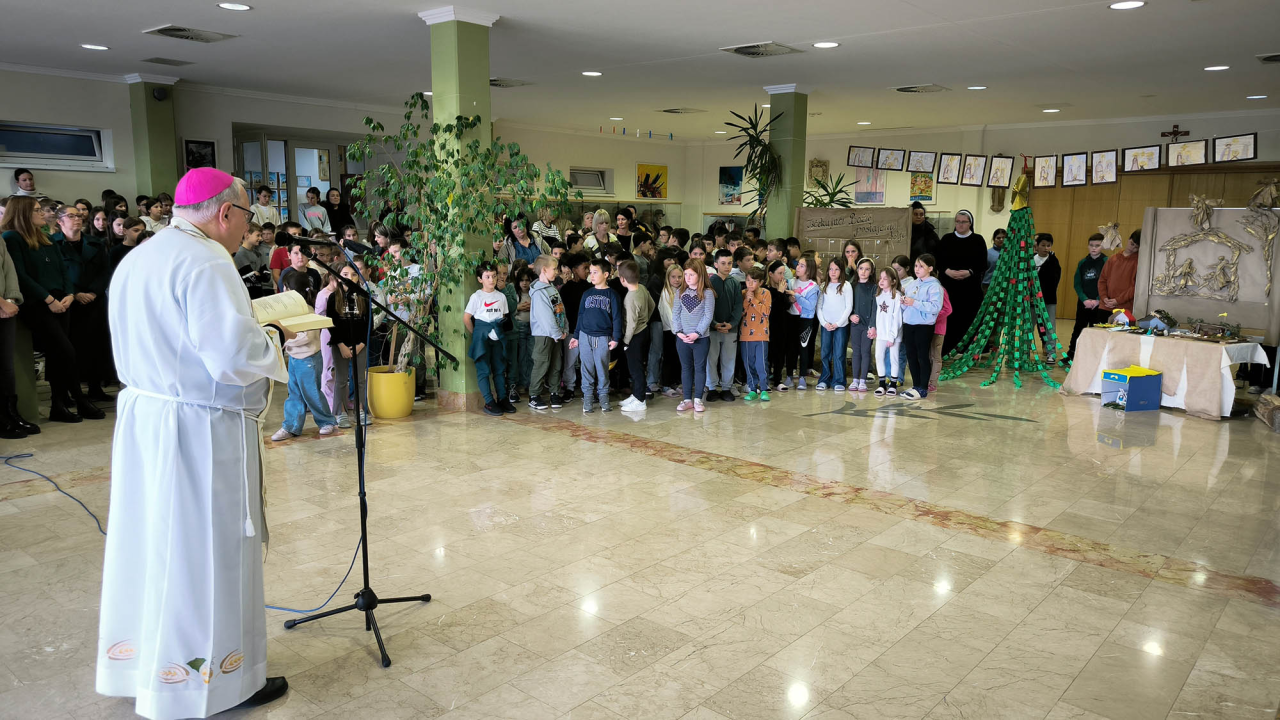 Biskup u Katoličkoj školi blagoslovio učenike, kuhinju i osoblje