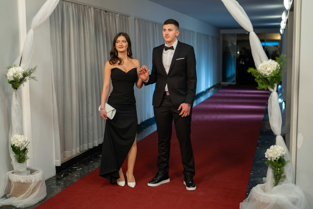 FOTOGALERIJA Zavirite na spektakularni Maturalni ples Ekonomske škole (1)