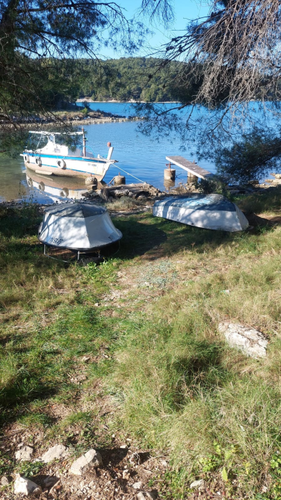 Napuštene brodice i krivolov ugrožavaju zaštićeni Morinjski zaljev