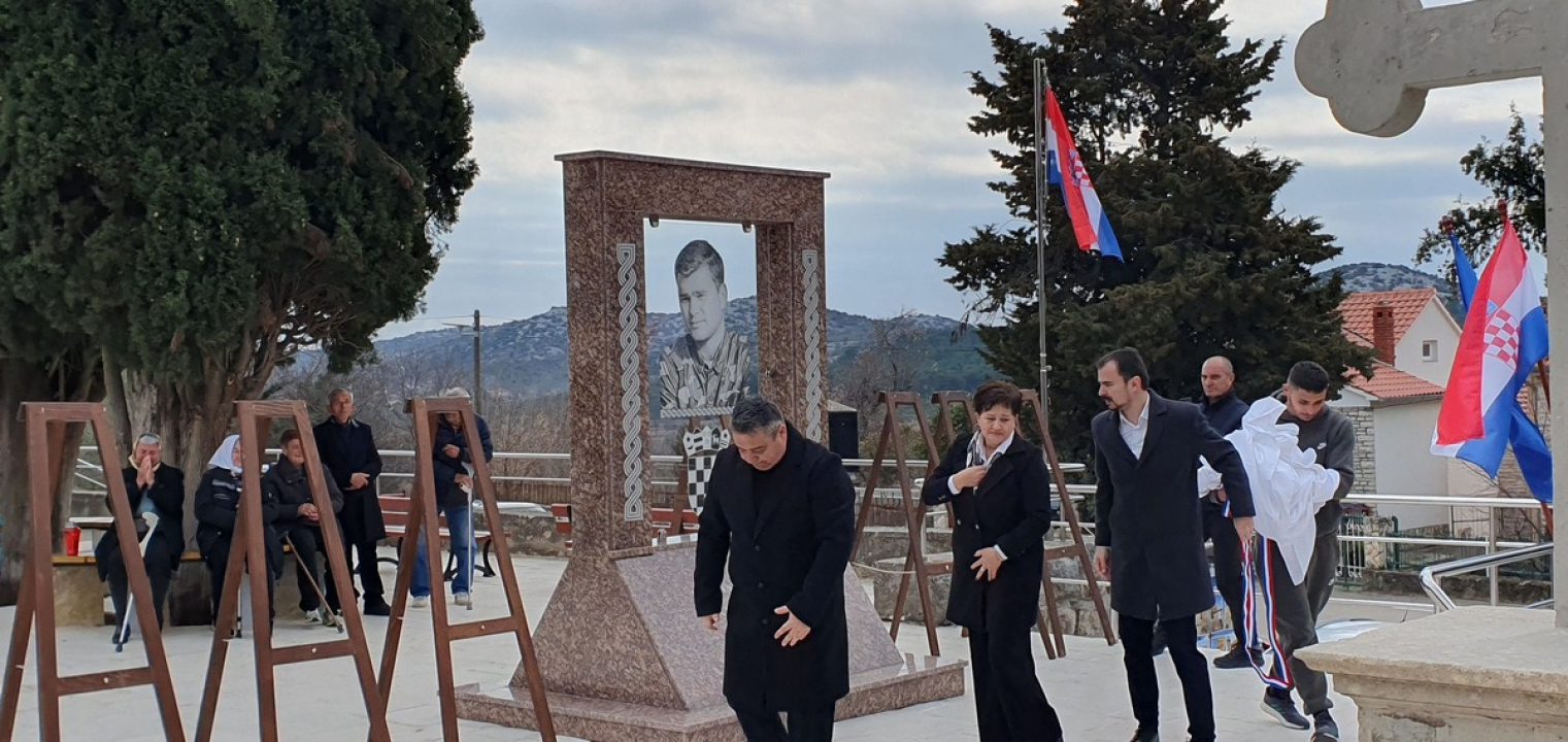 U Banjevcima otkriven spomenik junaku Domovinskog rata Borislavu Bakoviću