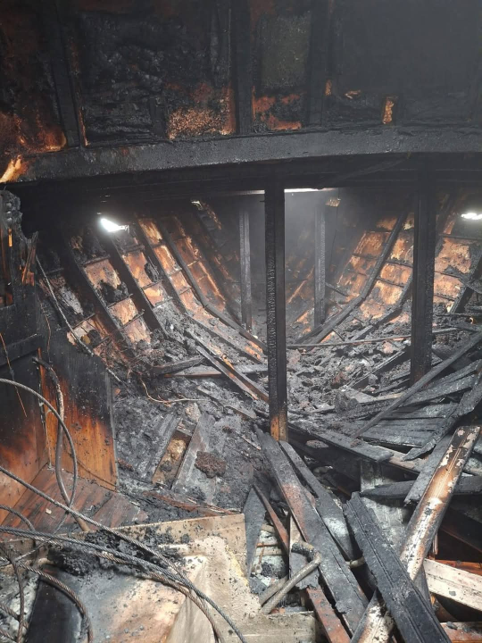 Vodički i tišnjanski vatrogasci gasili požar broda na Murteru