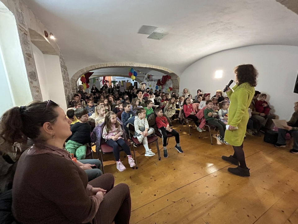 Mali lutkari iz šibenskih vrtića u Art podrumu održali smotru dječjih lutkarskih igrokaza