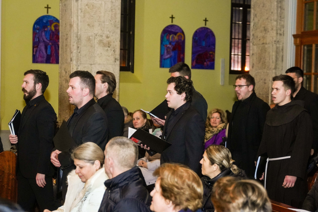 Pučki pivači KBF-a korizmenim napjevima u drniškoj Gospi od Ružarija očarali prisutne